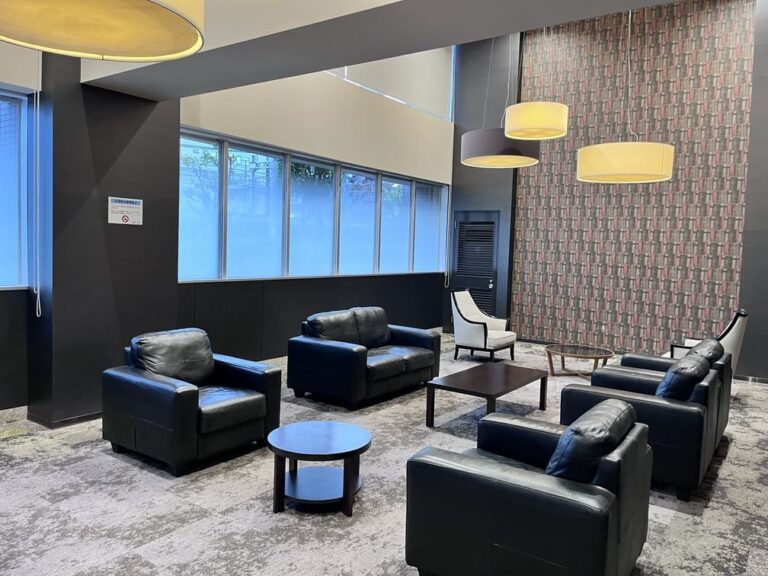 ドゥーエ横浜駅前のエントランス